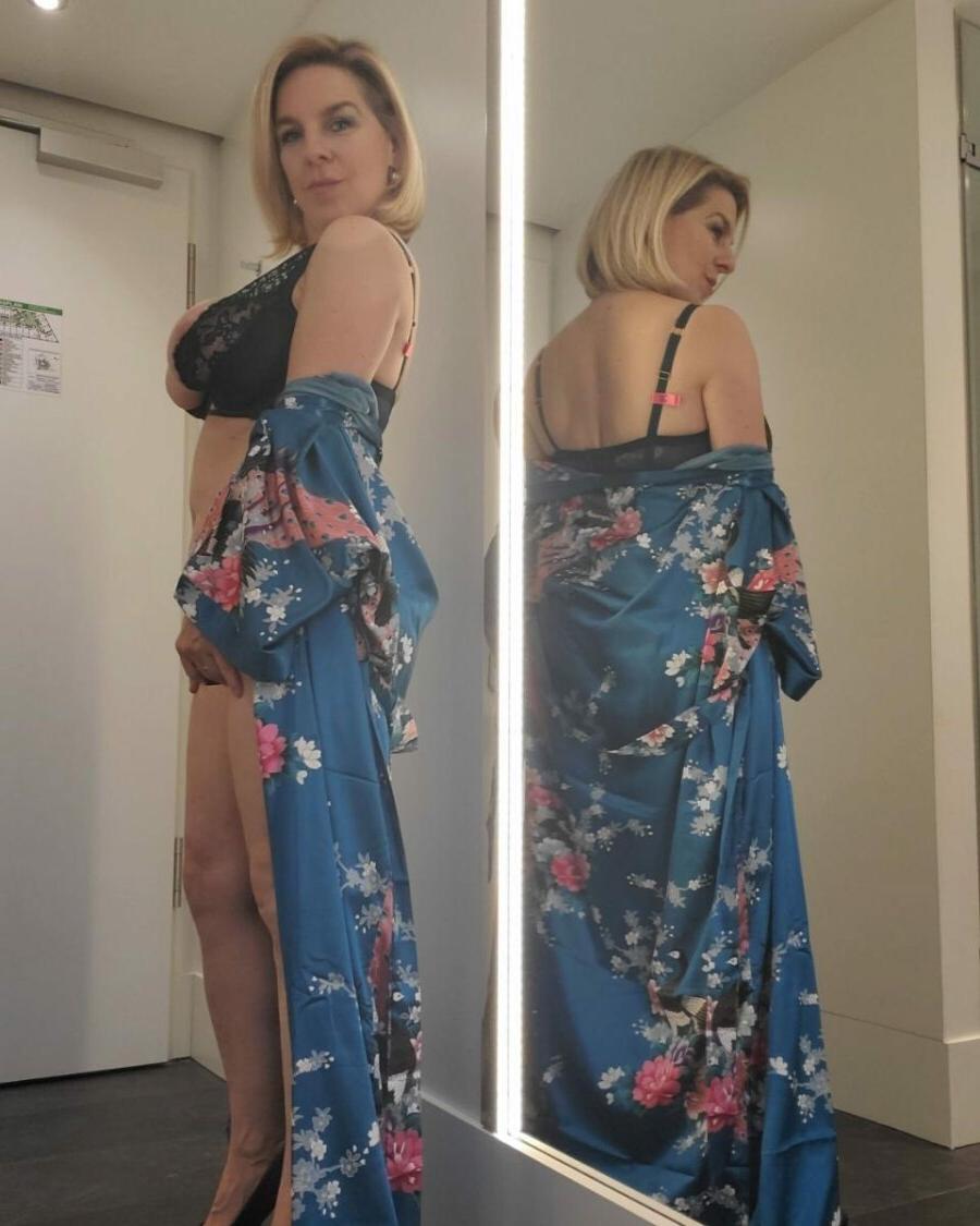 20P Hübsche Amateur-MILF zeigt ihre großen Titten und ihren Arsch in ihren heißen Dessous