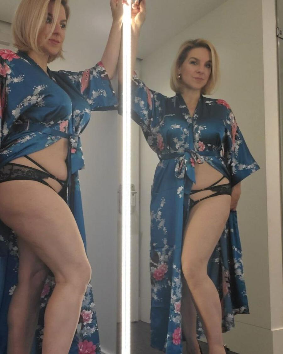 20P Hübsche Amateur-MILF zeigt ihre großen Titten und ihren Arsch in ihren heißen Dessous