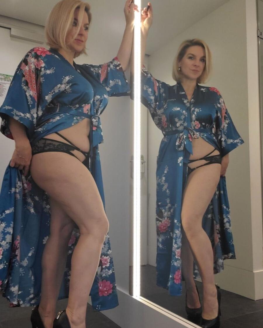 20P Hübsche Amateur-MILF zeigt ihre großen Titten und ihren Arsch in ihren heißen Dessous