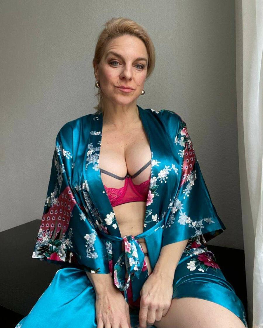 20P Hübsche Amateur-MILF zeigt ihre großen Titten und ihren Arsch in ihren heißen Dessous