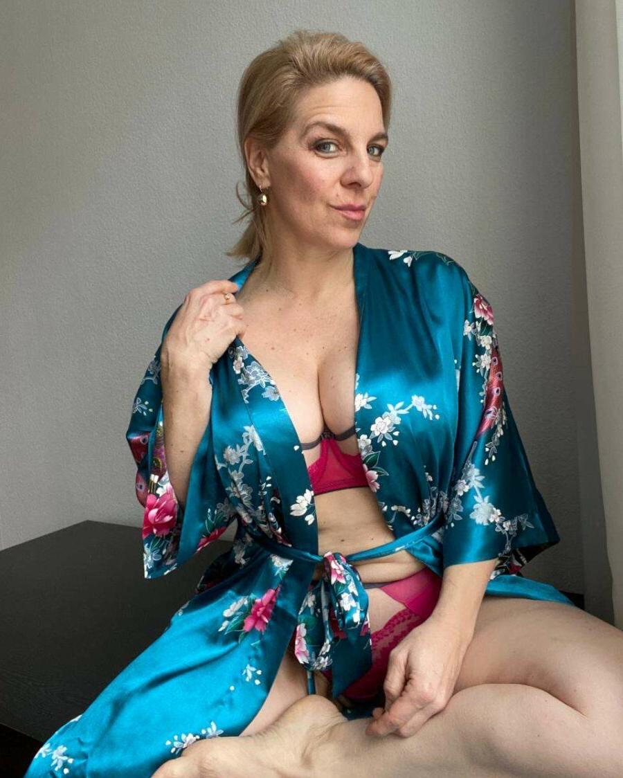 20P Hübsche Amateur-MILF zeigt ihre großen Titten und ihren Arsch in ihren heißen Dessous