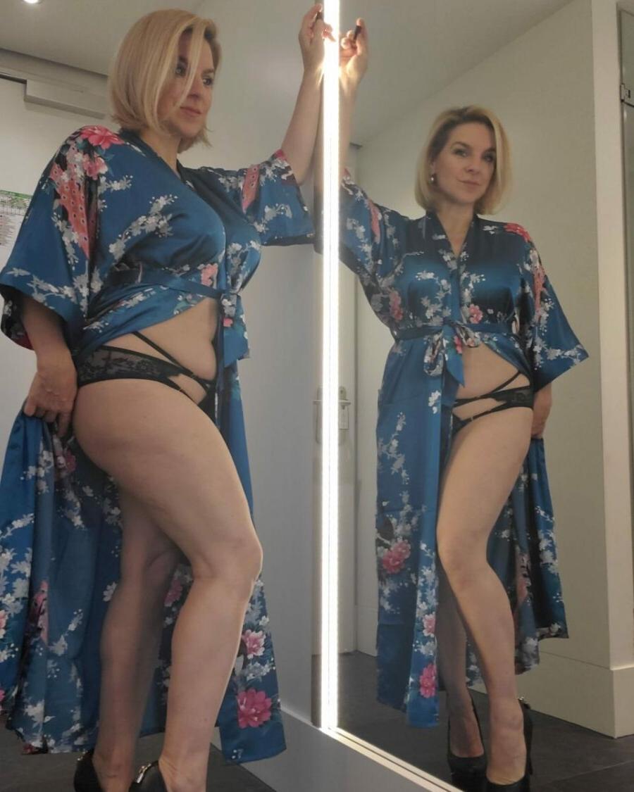 20P Hübsche Amateur-MILF zeigt ihre großen Titten und ihren Arsch in ihren heißen Dessous