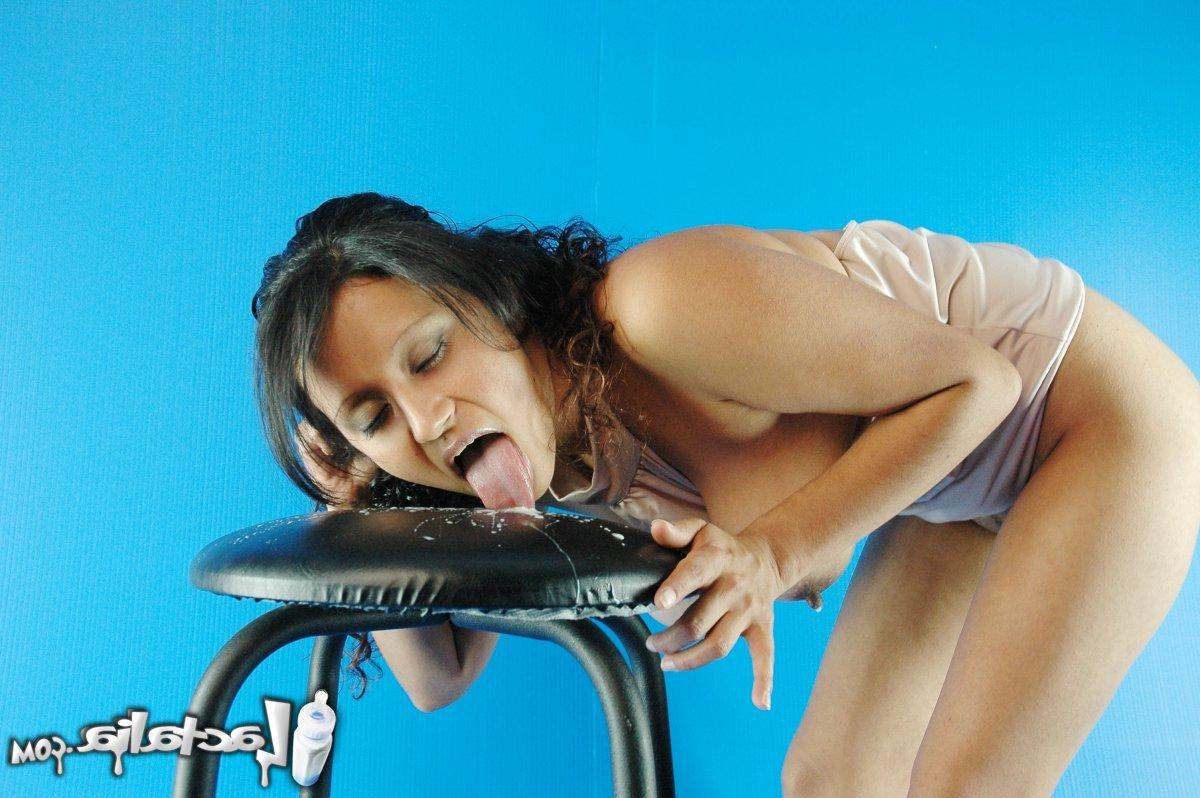 15P Latina MILF lambe o leite materno de um banquinho com saltos pontudos