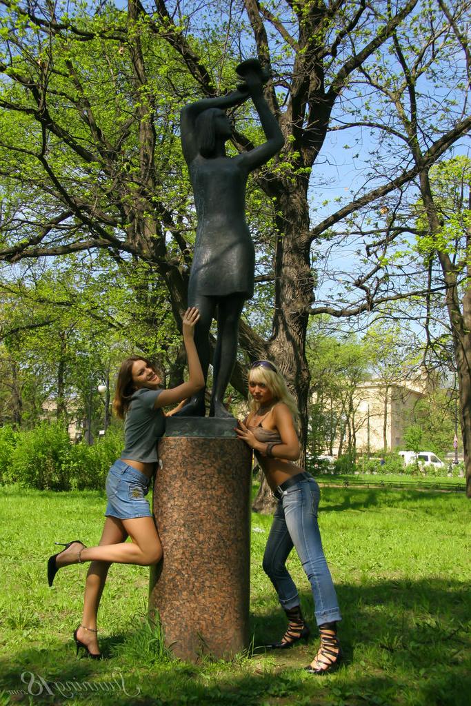 16P Garotas de 18 anos, Quinby B e Gea A, expõem suas bucetas em um parque público
