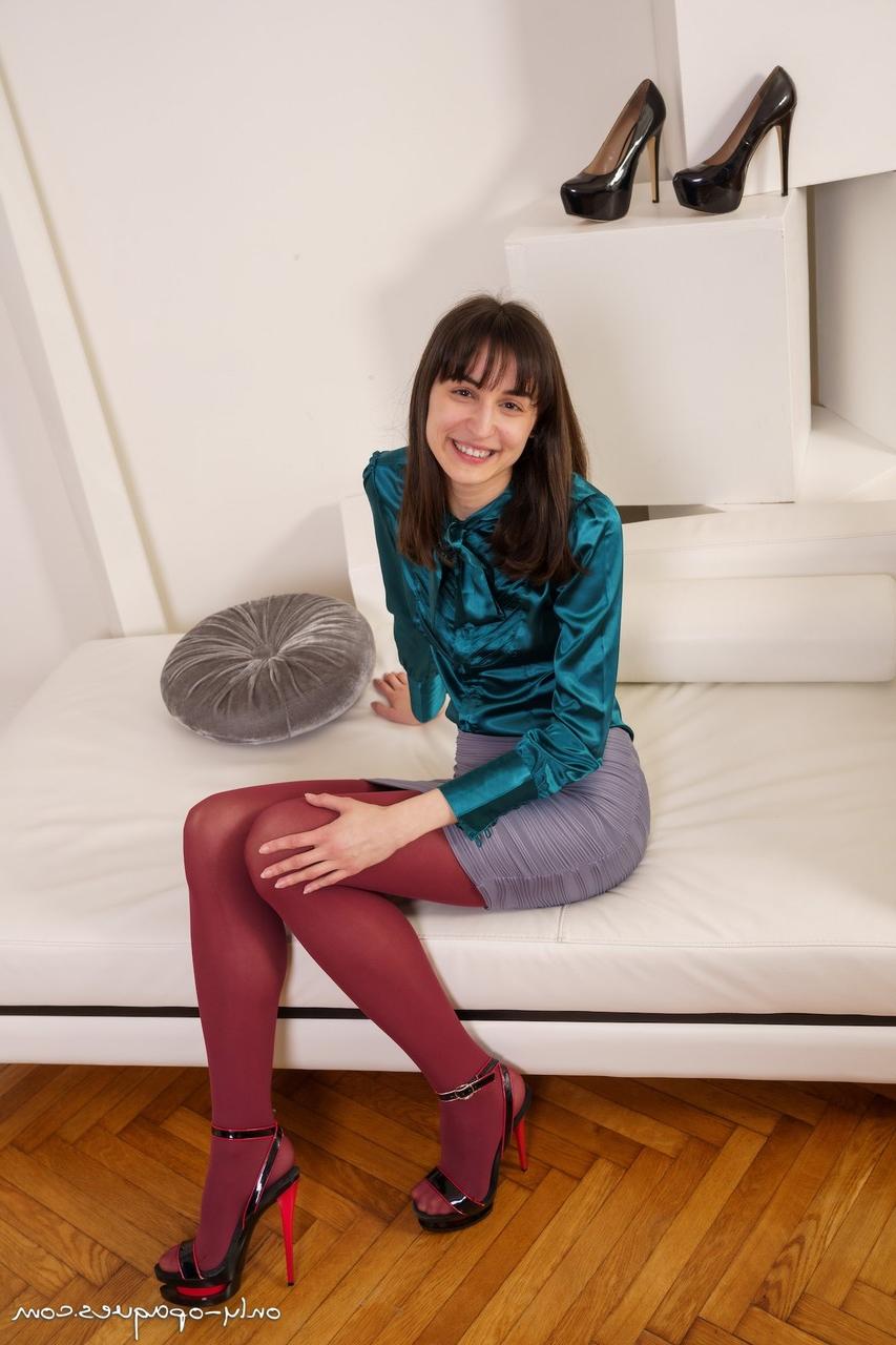 16P A garota solo Zlata descobre seus peitos minúsculos enquanto usa meia-calça