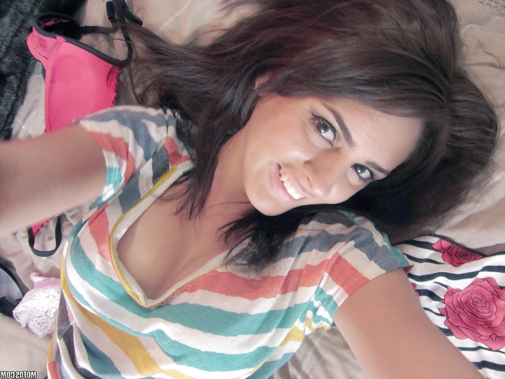 16P Tesão amadora morena gata Bella Luciano mostrando sua bunda pequena