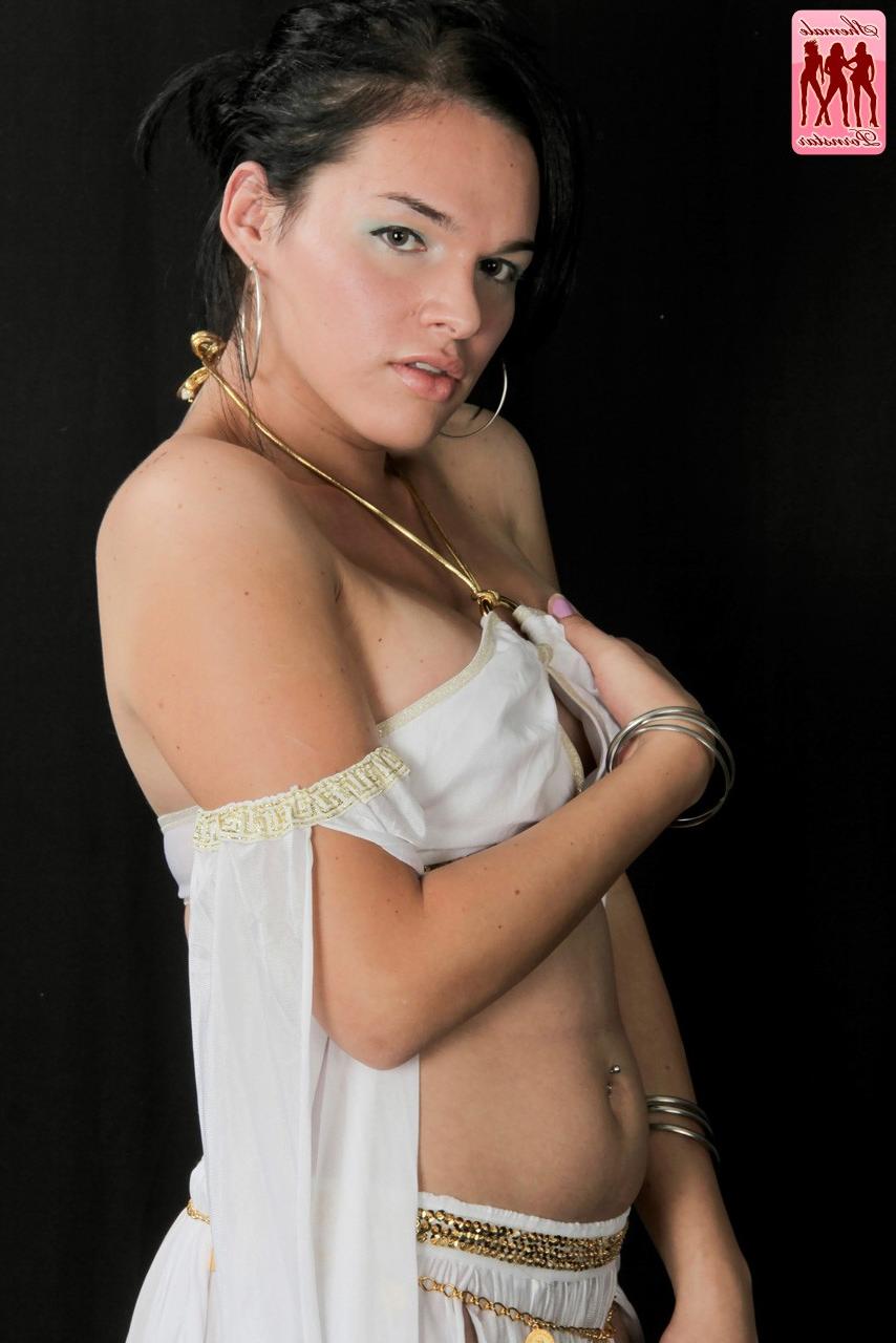 16P La preciosa transexual Ana Venus muestra su pequeña polla en un sexy striptease