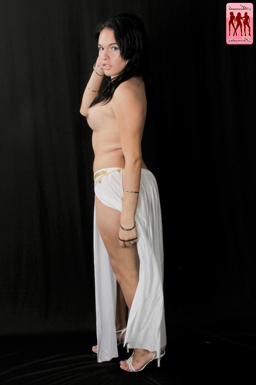 16P La preciosa transexual Ana Venus muestra su pequeña polla en un sexy striptease