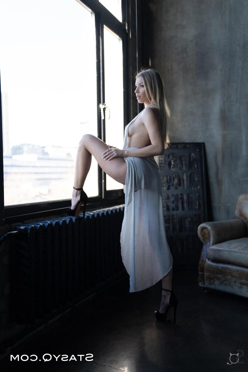19P Gorgeous blonde babe Killer unveils her perfect breasts and poses naked