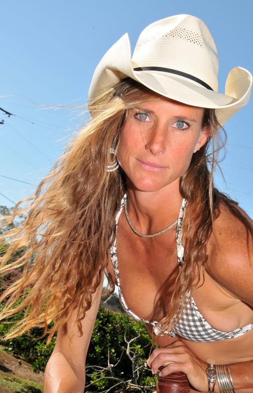 20P Sofie Marie, jolie MILF au corps maigre, pose nue sur un cheval