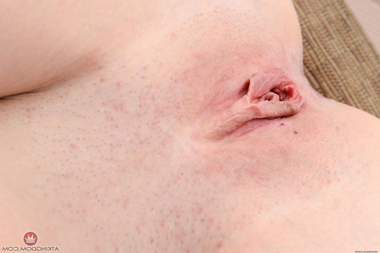 20P La pequeña ama de casa marie mccray mostrando sus agujeros rosados ​​en la silla
