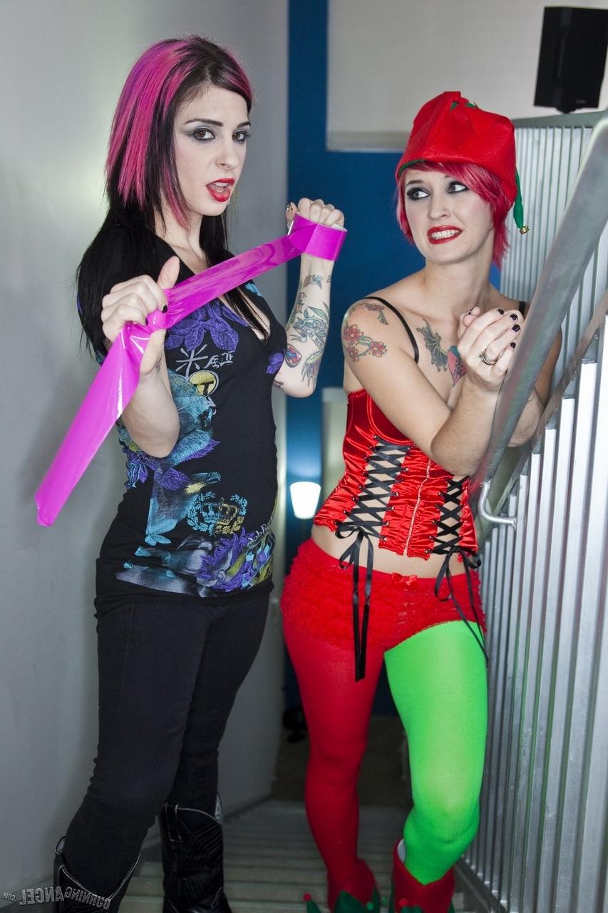 20P A punk gostosa Kleio Valentien é amarrada e tem sua buceta destruída pelo Papai Noel