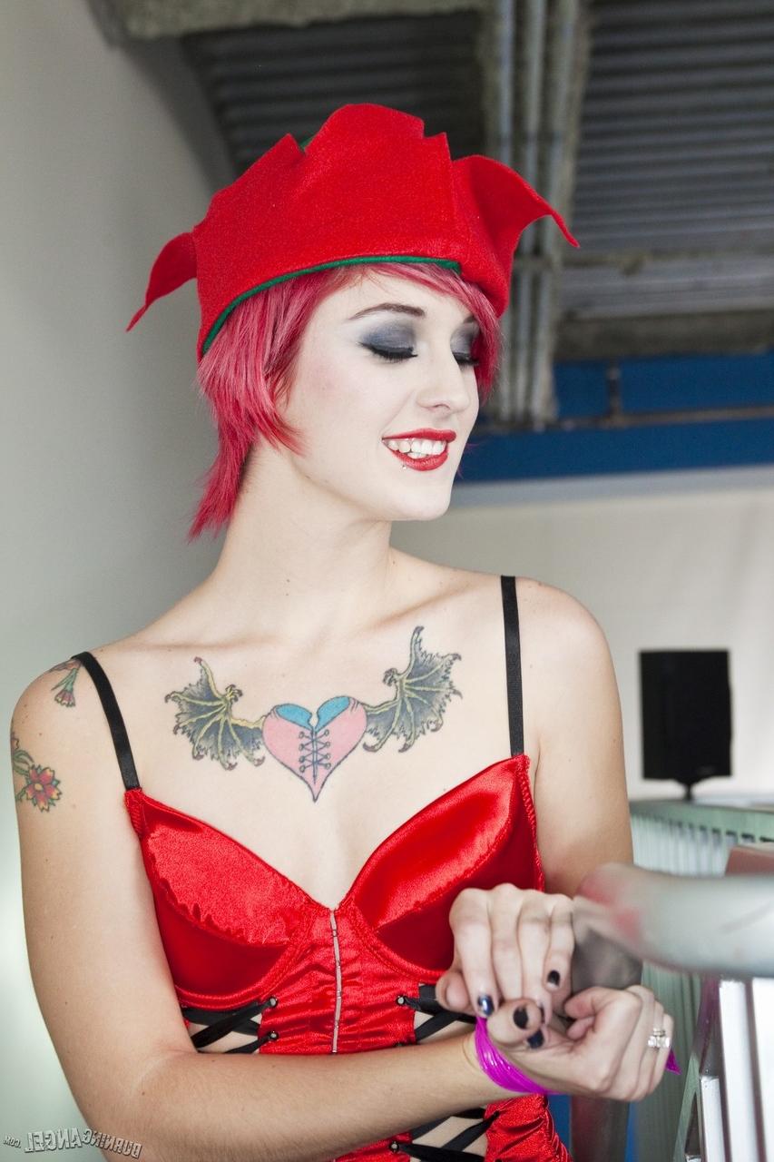 20P A punk gostosa Kleio Valentien é amarrada e tem sua buceta destruída pelo Papai Noel