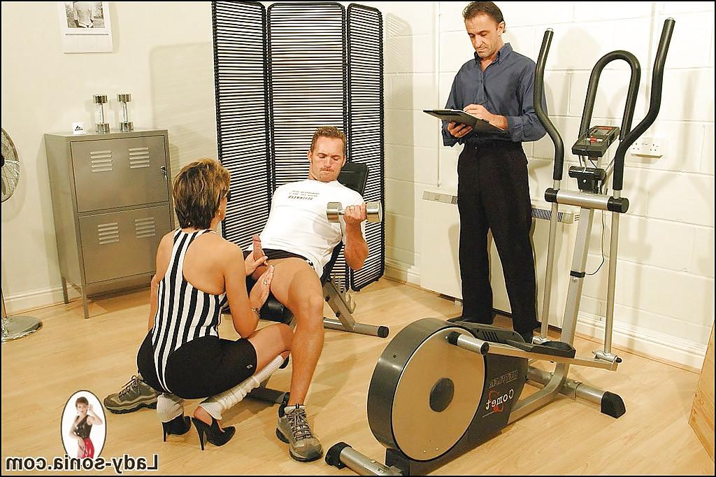 15P Dame mature sportive en tenue moulante fait une superbe pipe dans la salle de sport
