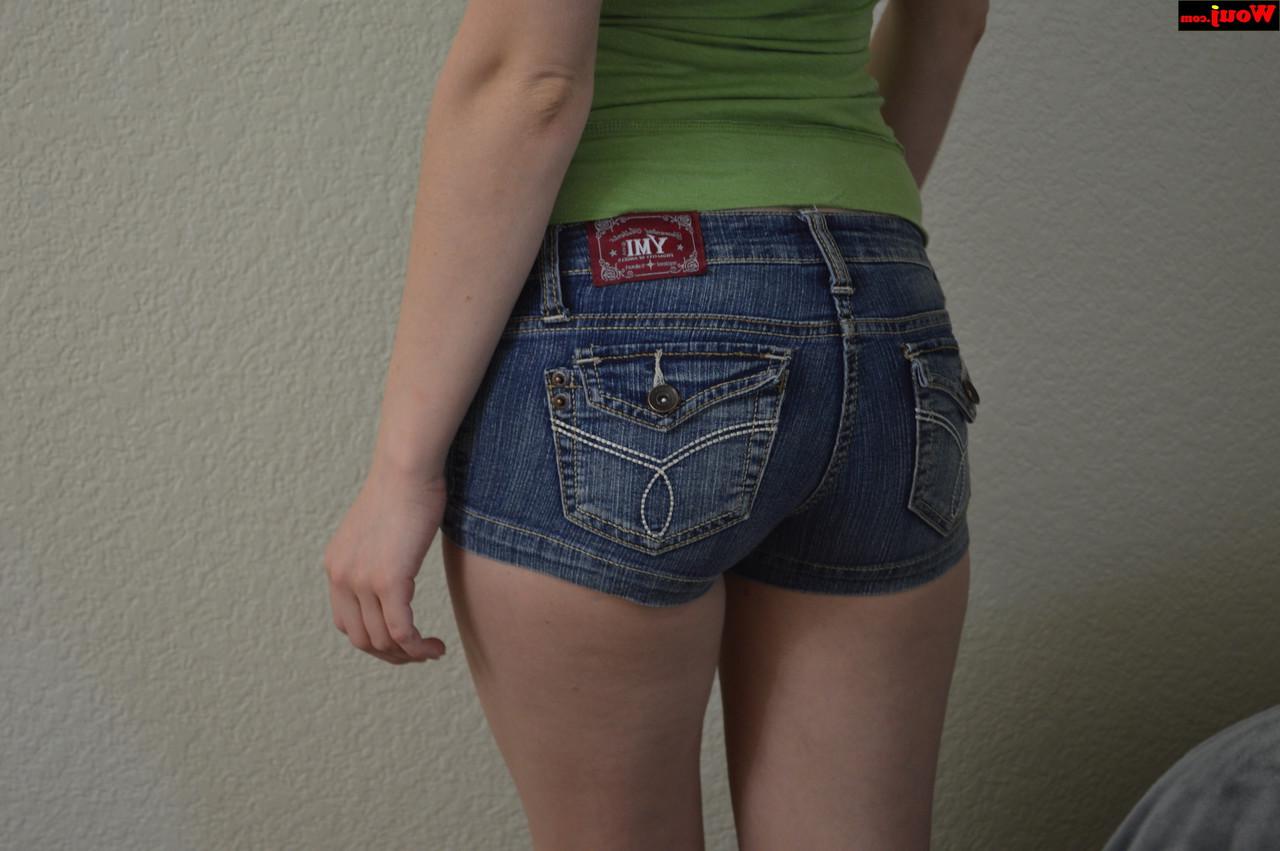 15P Linda adolescente amadora posando com uma camisa verde e shorts jeans sexy
