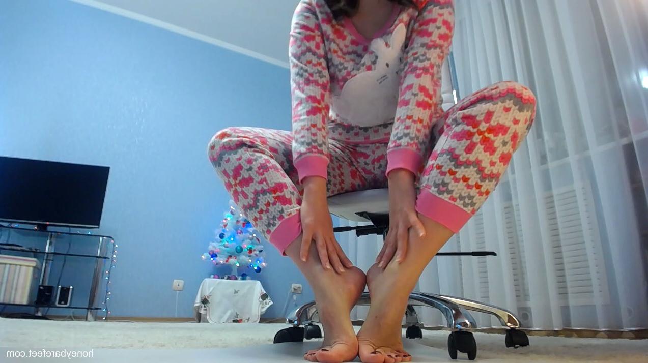 16P Das brünette Babe mit Zöpfen Honey Barefeet neckt mit ihren köstlichen Füßen
