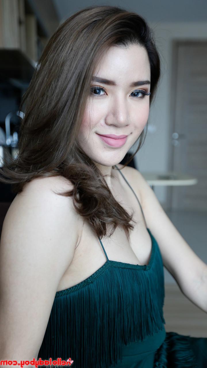 20P Sexy ladyboy Peach posando com sua roupa quente e salto alto em um solo