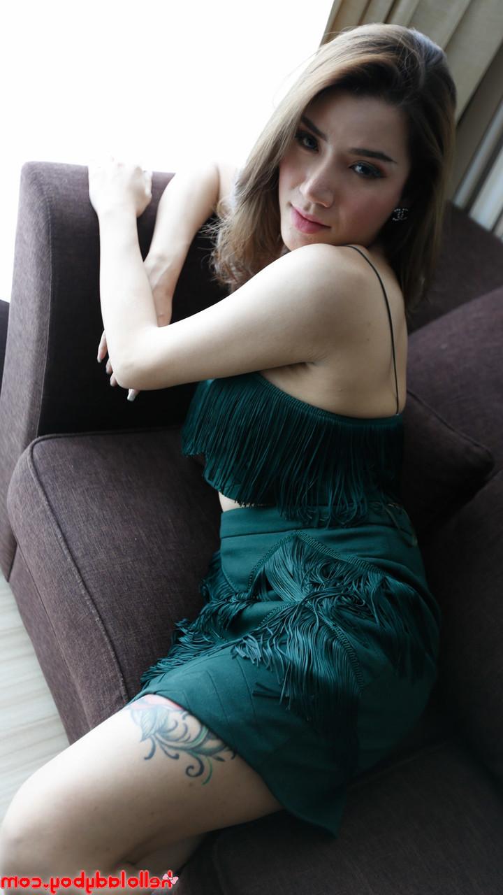 20P Sexy ladyboy Peach posando com sua roupa quente e salto alto em um solo
