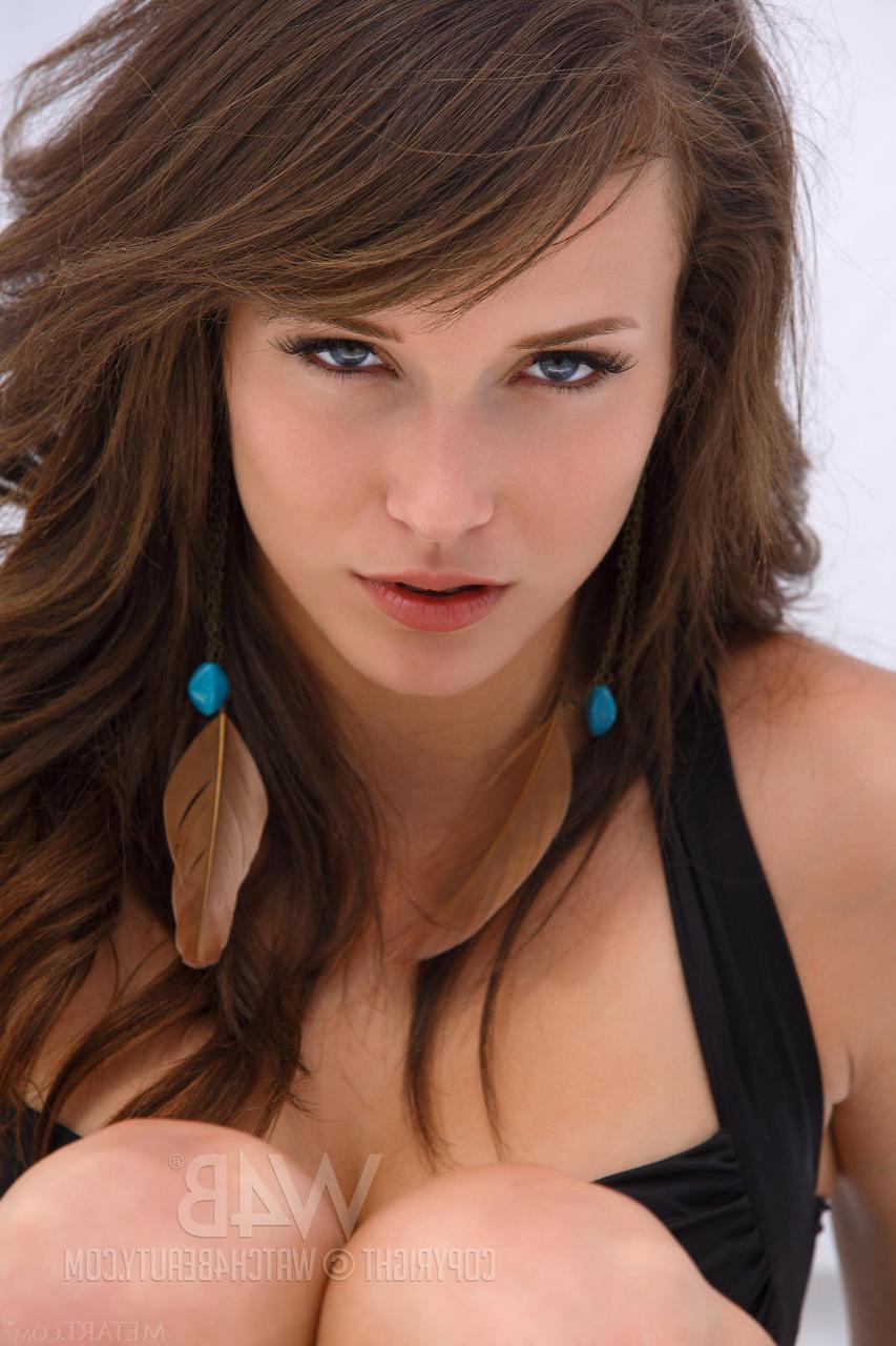 20P Malena Morgan, une jolie jeune maigre, exhibe son délicieux trou d'amour en solo.
