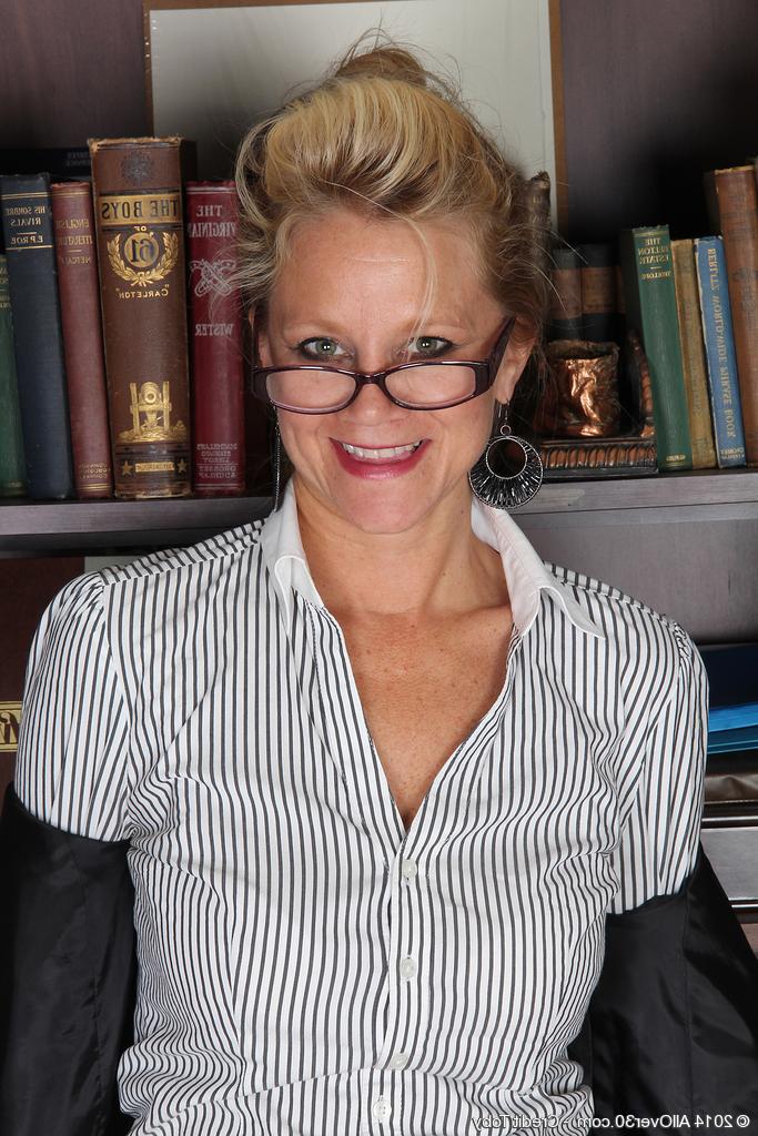 14P Heidi Gallo madura e gostosa muda de visual estrito de bibliotecária para espalhar a bunda de joelhos