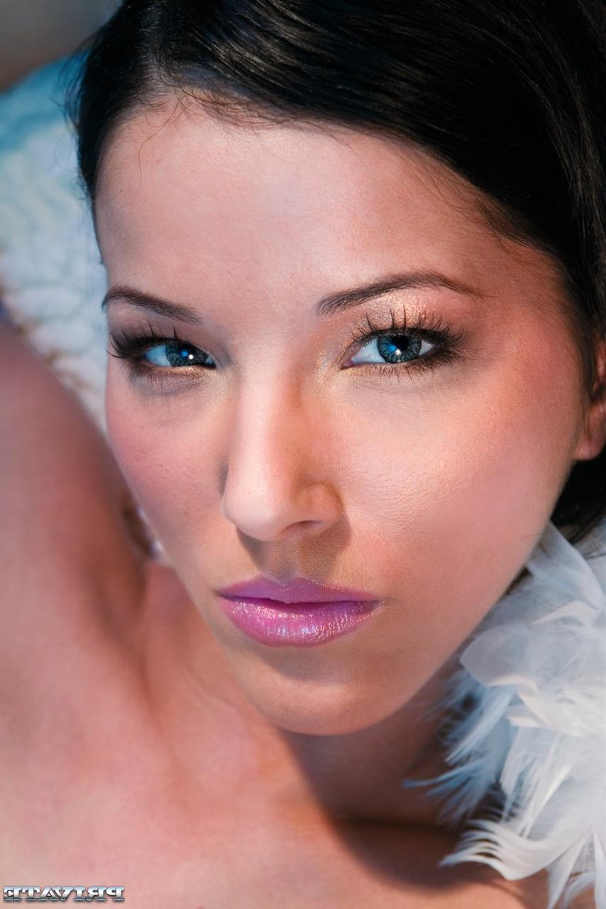 20P La nena de ojos lujuriosos Angel Dark hace alarde de sus tetas mientras monta una polla analmente