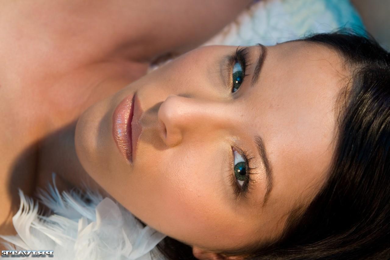 20P La nena de ojos lujuriosos Angel Dark hace alarde de sus tetas mientras monta una polla analmente