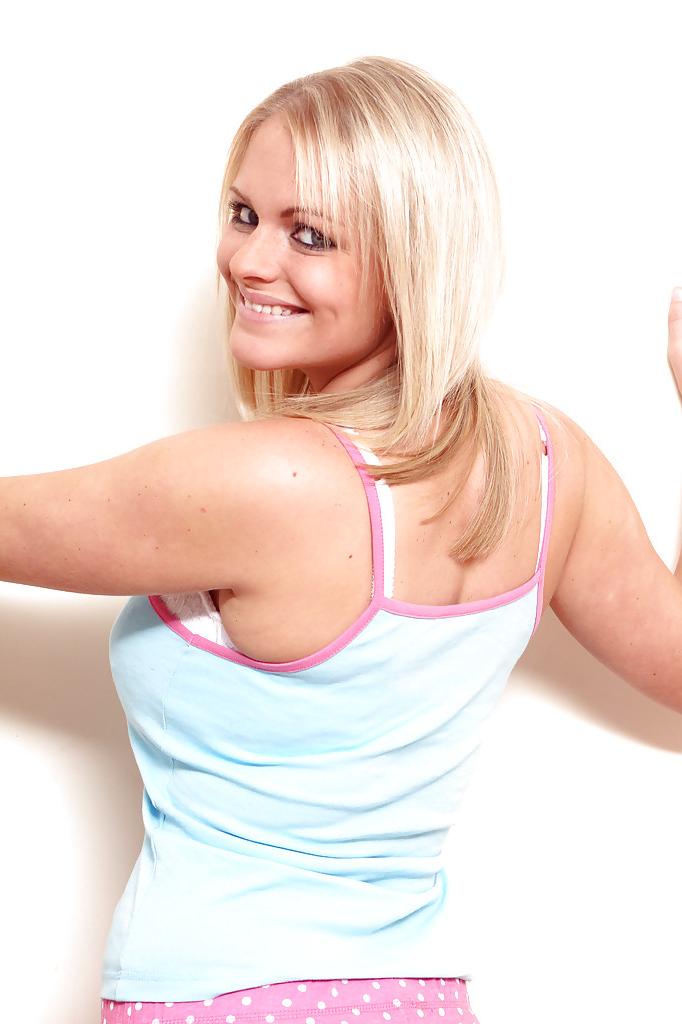 16P Dreckiges blondes Luder mit riesigen Melonen zieht sich auf dem Bett aus