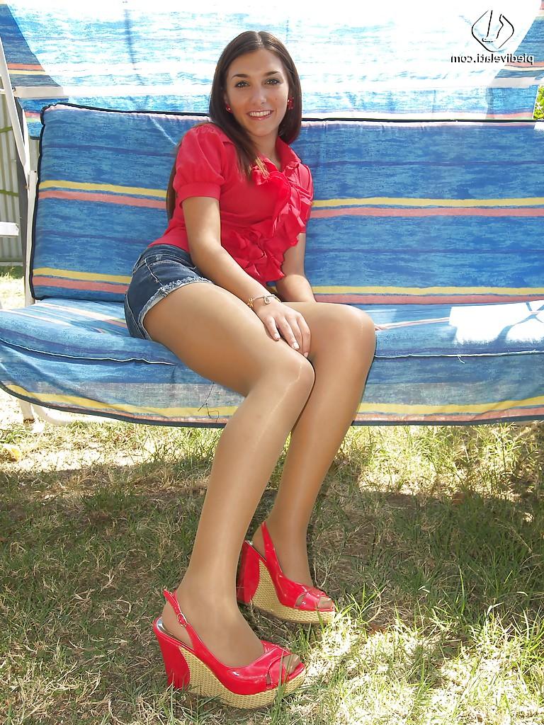 16P Gata morena com pernas longas e sensuais Valentina tem uma nova sessão de fotos