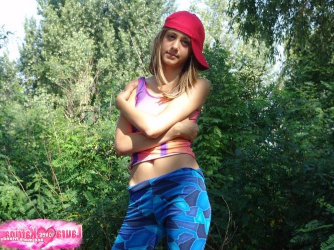 10P Adolescente loira vai levantar a blusa com o boné de lado