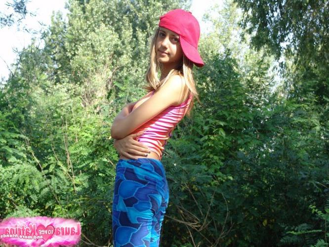 10P Adolescente loira vai levantar a blusa com o boné de lado