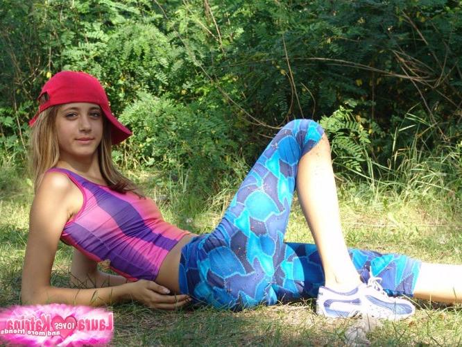 10P Adolescente loira vai levantar a blusa com o boné de lado