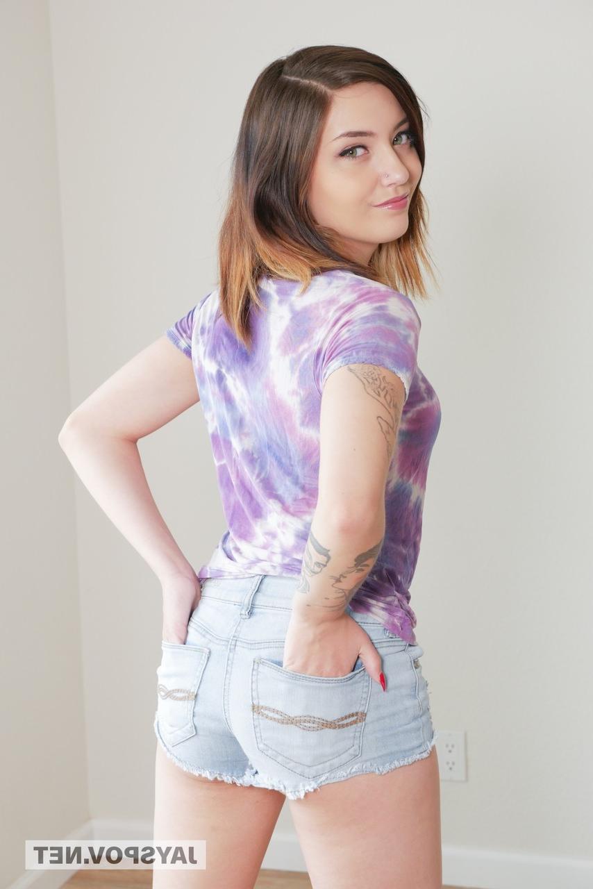 20P Die dünne Teenagerin Zara Brooks zieht sich nackt aus und entblößt ihre natürlichen Titten und ihren großen Arsch