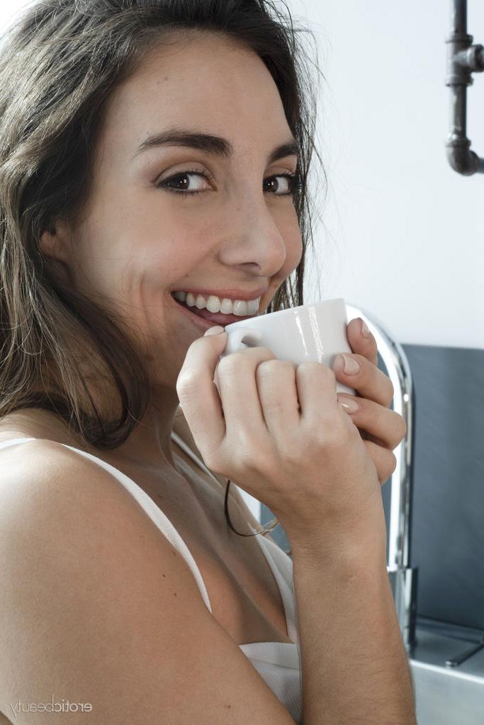 16P A adolescente morena Ana Bb fica completamente nua de uma forma lúdica