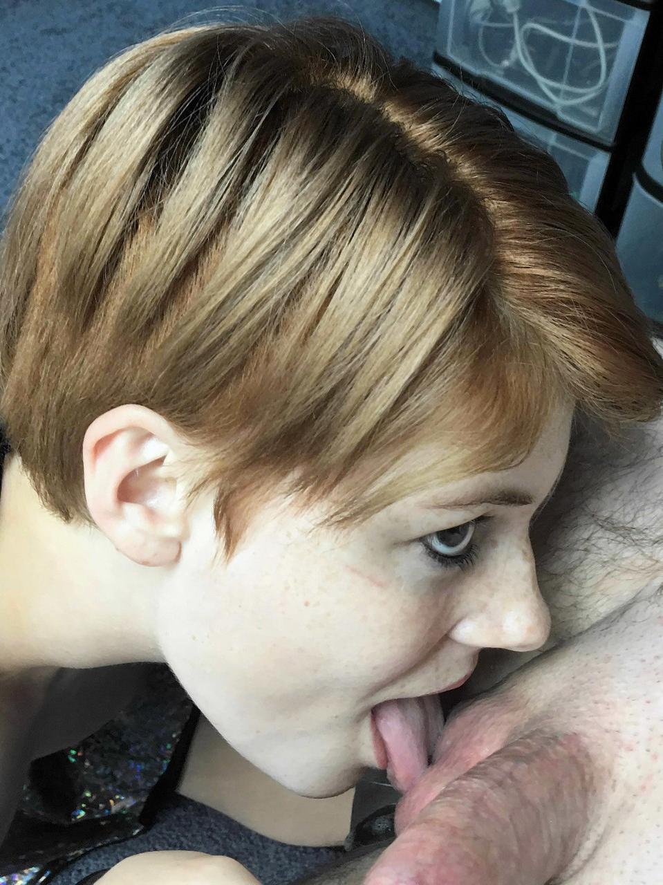 20P Die sexy Rothaarige Ava Little gibt Logan Drake in einer heißen CFNM-Szene einen POV-Blowjob