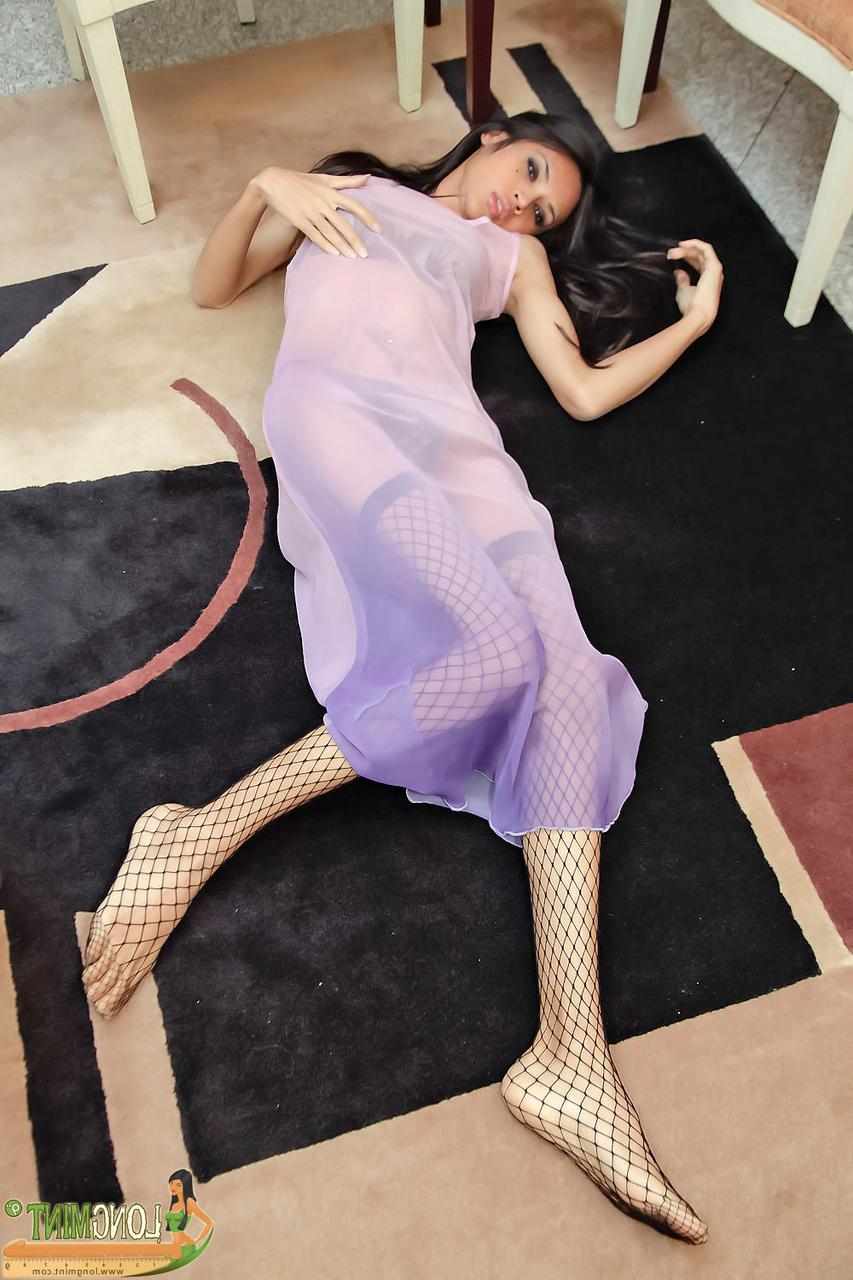 20P Transexual asiática se quita el vestido transparente y agarra sus grandes tetas y su polla dura como una roca