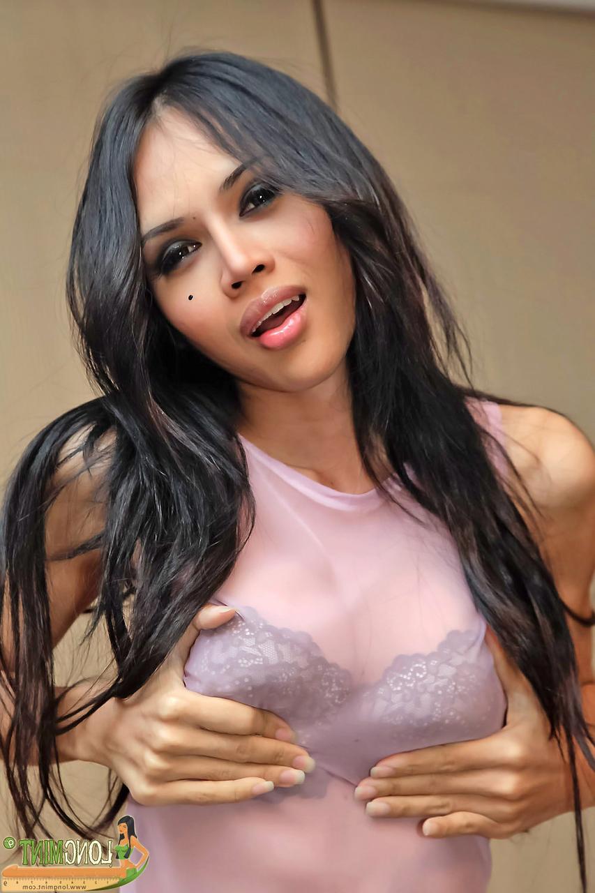 20P Transexual asiática se quita el vestido transparente y agarra sus grandes tetas y su polla dura como una roca