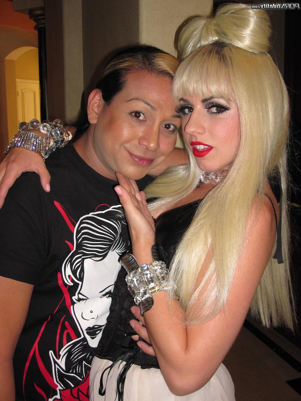 20P A pornstar loira Lexi Belle faz uma reforma de Lady Gaga e exibe seus seios