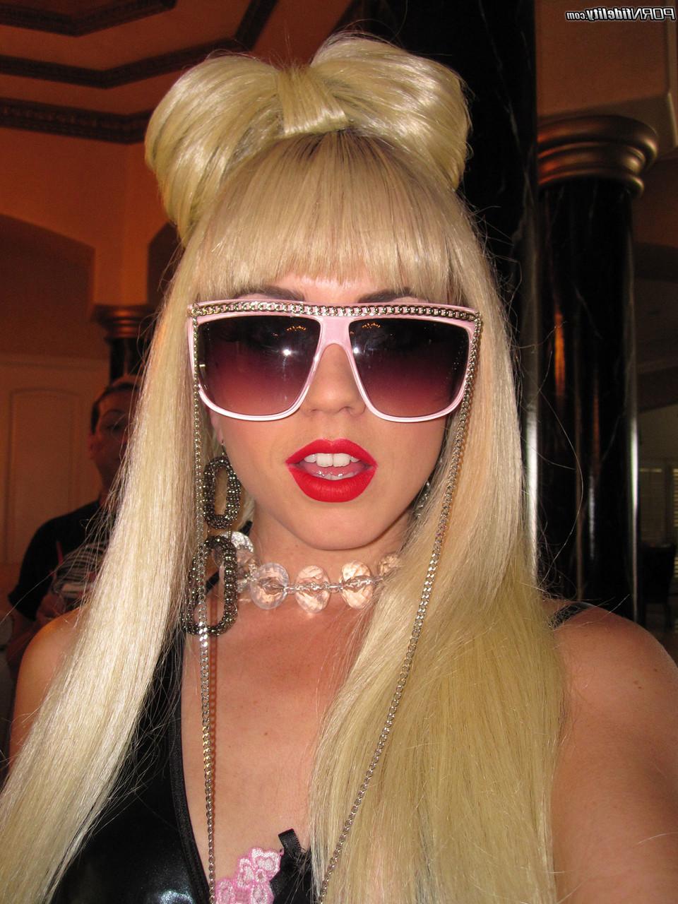 20P A pornstar loira Lexi Belle faz uma reforma de Lady Gaga e exibe seus seios