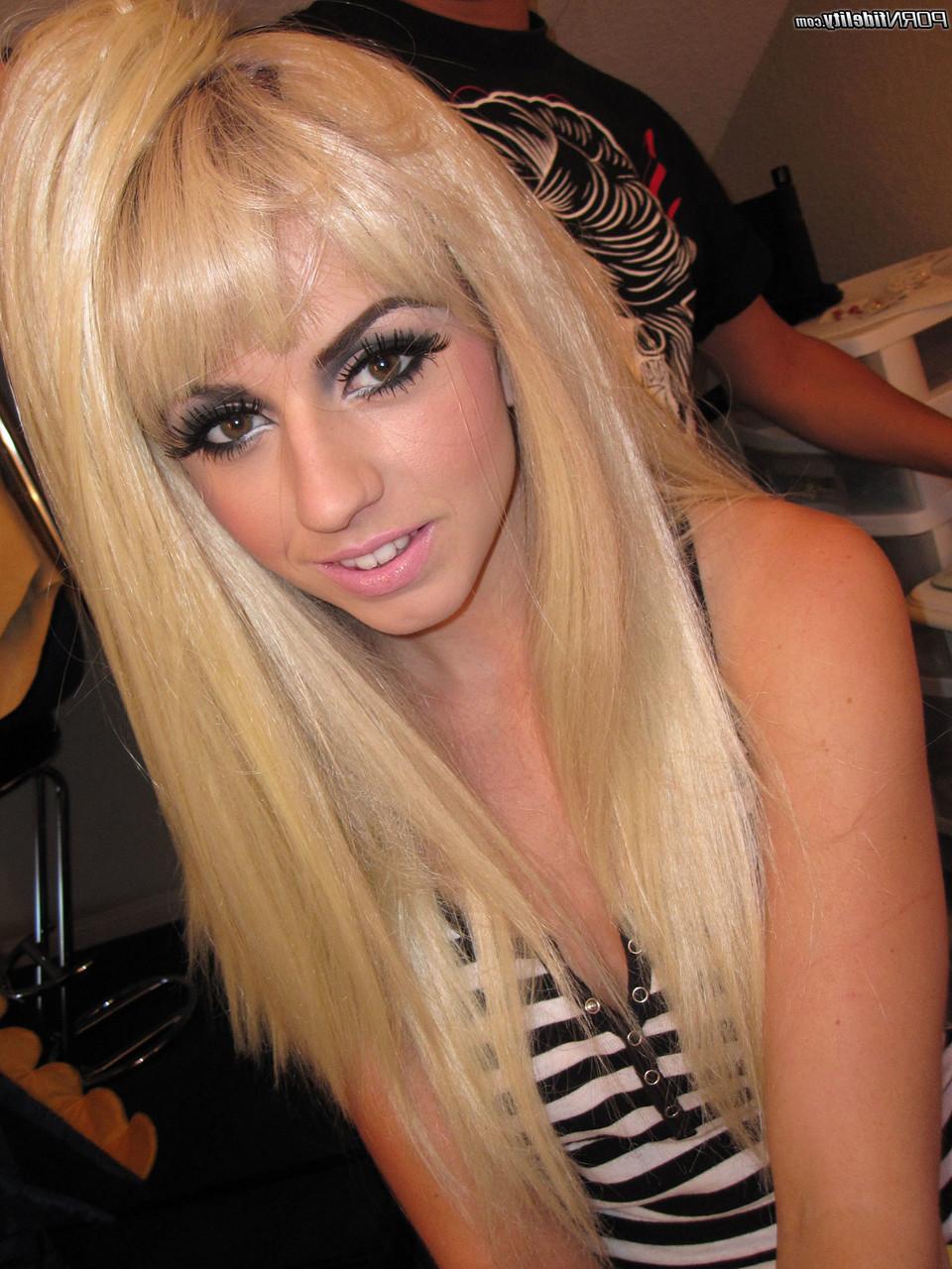 20P A pornstar loira Lexi Belle faz uma reforma de Lady Gaga e exibe seus seios
