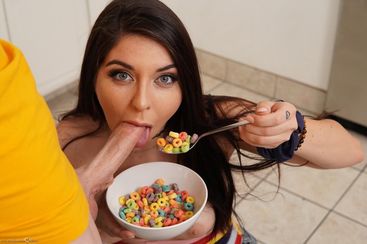 20P A adolescente curvilínea Keira Croft exibe sua bunda firme e chupa uma maçaneta pela manhã