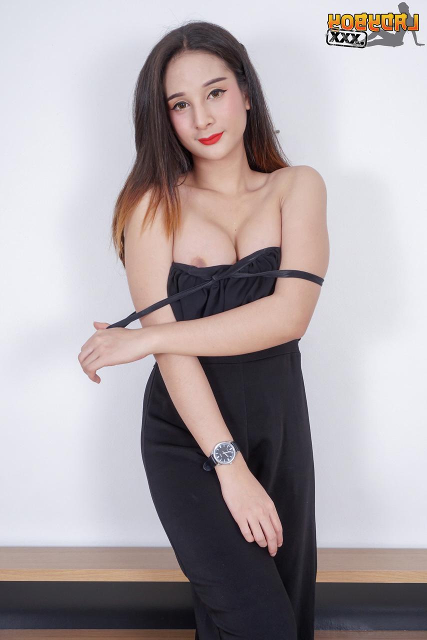 16P La jolie transexuelle Toto montre ses seins ronds et sa petite bite sur son lit