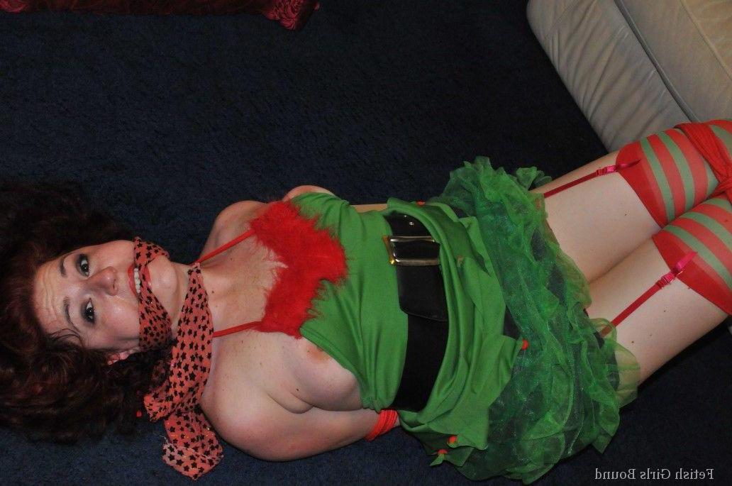 16P Une fille blanche est bâillonnée et ligotée alors qu'elle porte une tenue d'elfe