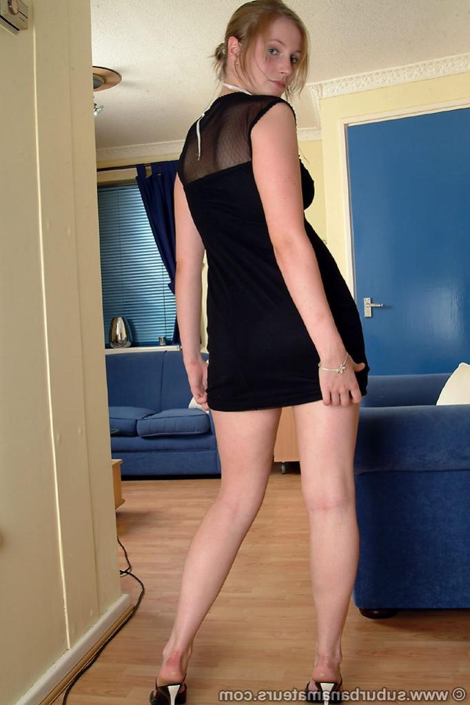 20P A gata britânica amadora Tabbi remove sua roupa de renda e brinca com seu arbusto
