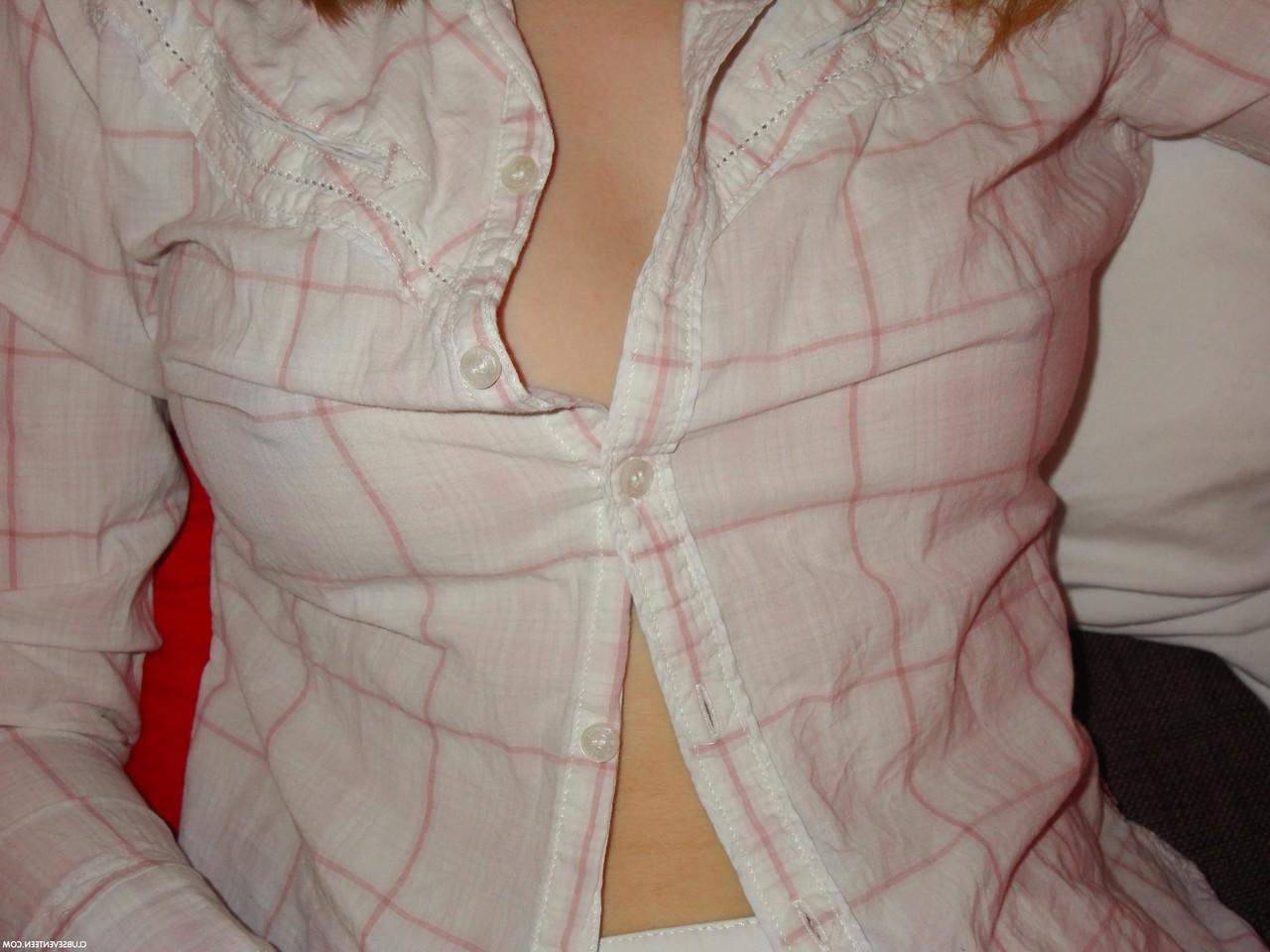 20P La jeune européenne Samanta B se déshabille et serre ses gros seins en solo.