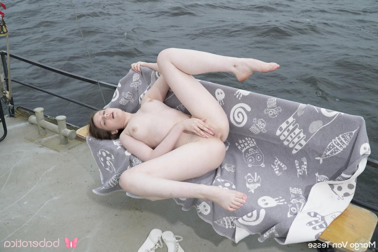 20P A morena Margo Von Tesse revela seus belos seios e esfrega sua vulva em um barco