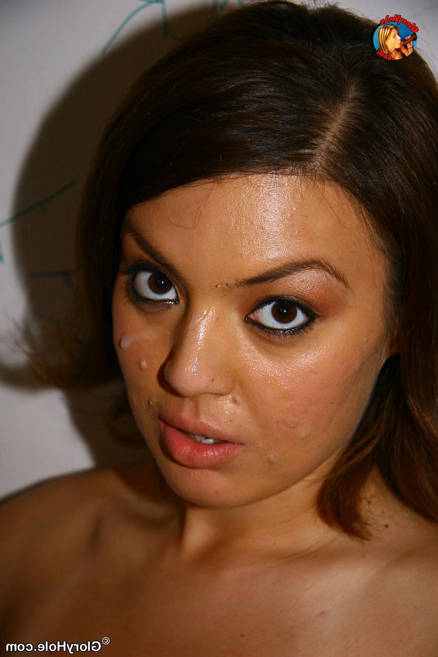20P Die Amateur-Nymphomanin Janelle Medina zieht sich aus und probiert einen schwarzen Gloryhole-Schwanz