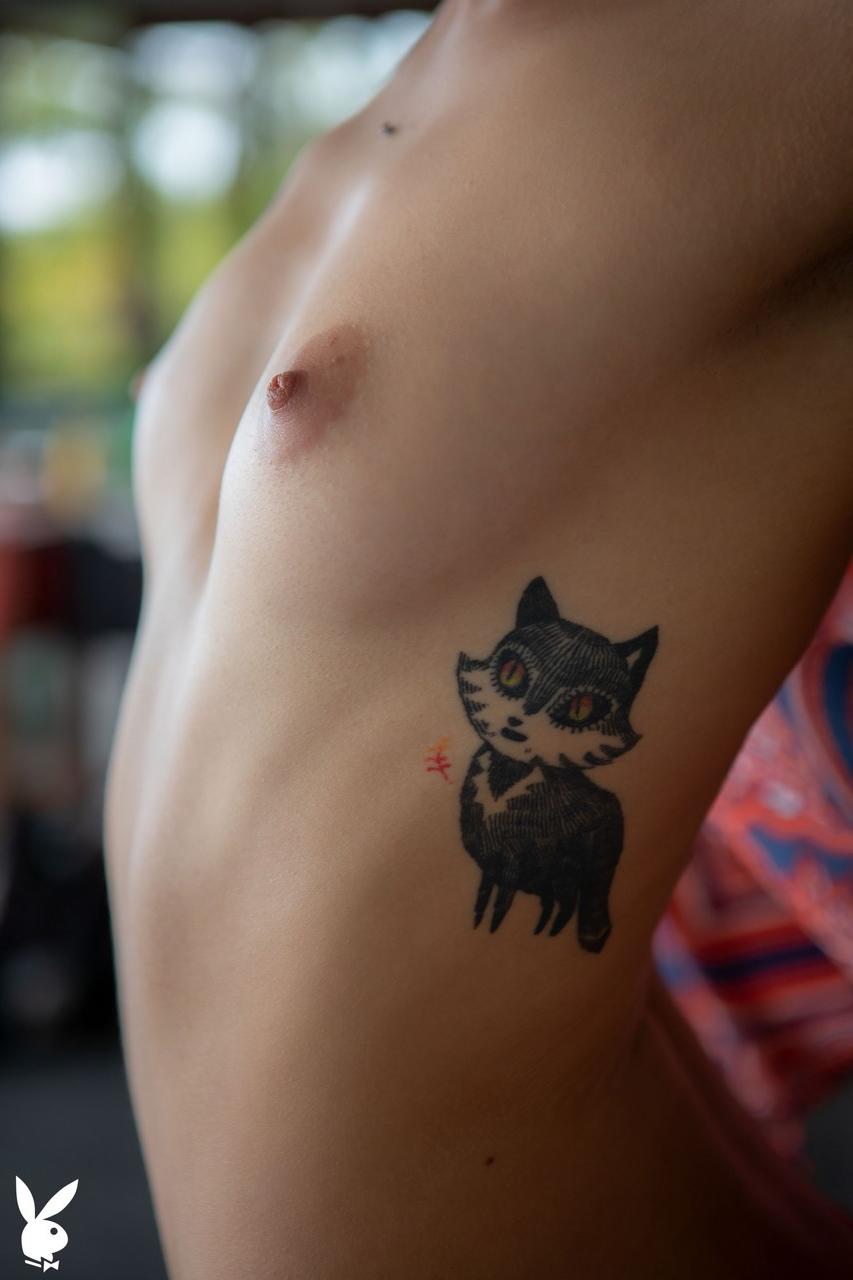 20P A gata magra e safada Elilith Noir revela seu corpo e posa sozinha em casa