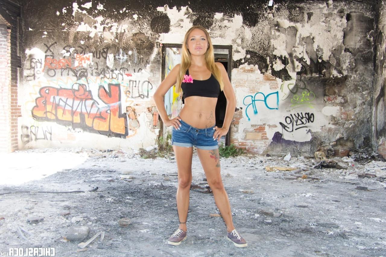 17P Petite fille russe se déshabille et baise sous le viaduc pour l'argent du déjeuner