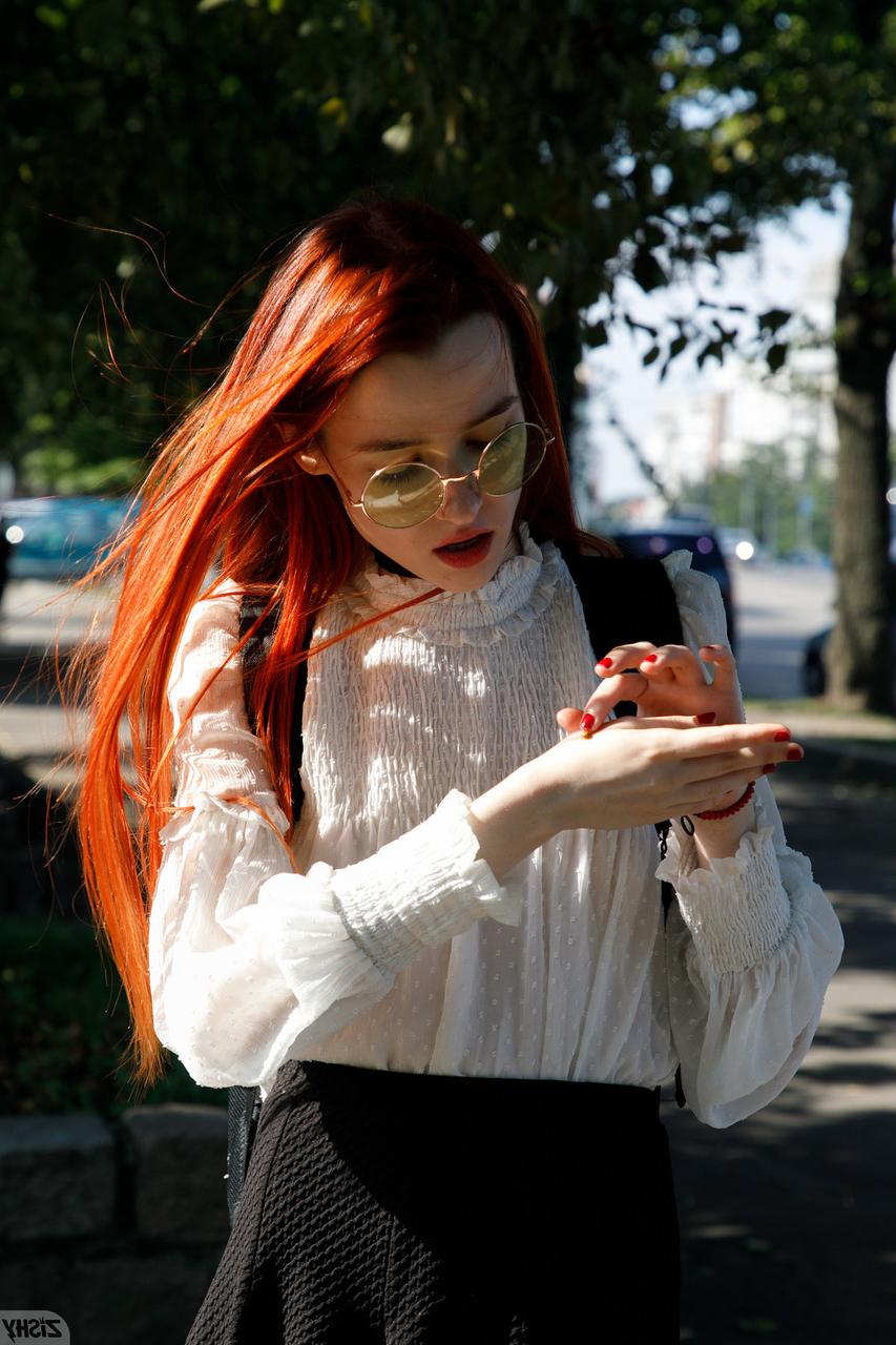13P La pelirroja delgada luba cherisova muestra sus pequeñas tetas y su pequeño trasero al aire libre