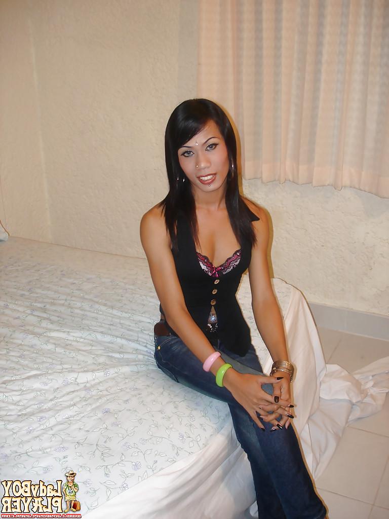 16P Der brünette Solo-Ladyboy Amy zieht seine Jeans aus, um seinen schönen Arsch und seine kleinen Titten freizulegen